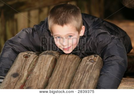 Мальчик играет