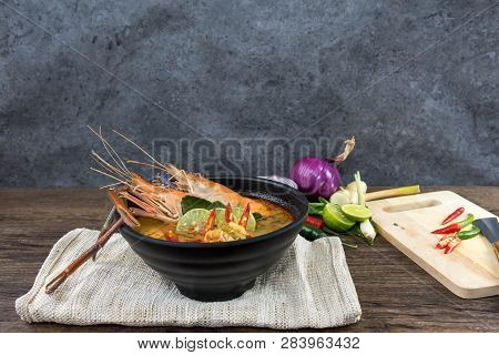 Close Up Asian Spicy Soup With Shrimp In Bowl , Famous Thai Food Cuisineม Tom Yum Goong Spicy Sour S
