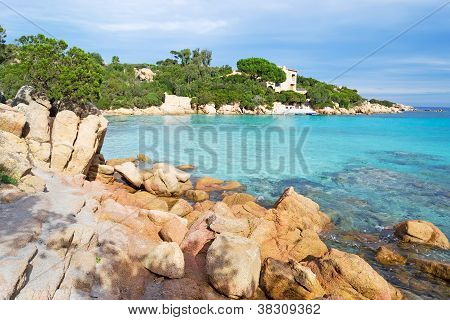 Klipper i Capriccioli strand