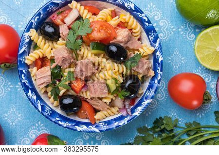 Tuna salad with fusili pasta and vegetables
