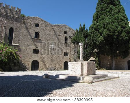 Eski şehir Rodos fotoğrafta iki antik Çeşme