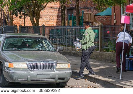New Orleans, La/usa - 3/21/2020: Volunteers Distributing Free Meals To Parents Of School Children Fo