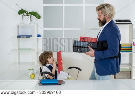 Boss And Employee. Little Boss And Mature Employee In The Office. Colleagues Brainstorming In Talk. 