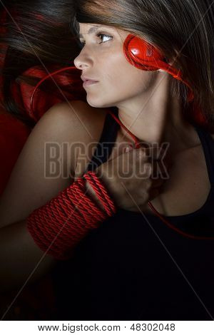 Красивая молодая женщина с красной Наушники