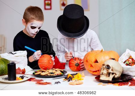 Photo piirustus kurpitsat Halloween pöydän kaksi aavemainen pojat 