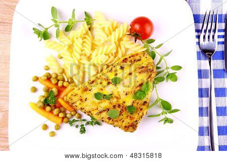 Bistecca alla griglia pollame con Fusilli piselli, pomodori, carote e origano
