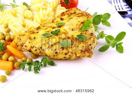 Bistecca alla griglia pollame con Fusilli piselli, carote, pomodoro