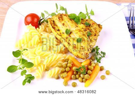 Alla griglia bistecca di pollame con Noodle, verde pisello, carote