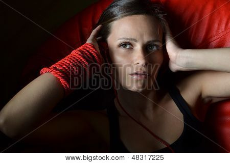 Красивая молодая женщина с красной Наушники