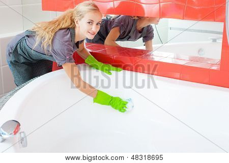 Kadın temizlik banyo ev. Kadın yıkama küvet. Küvet