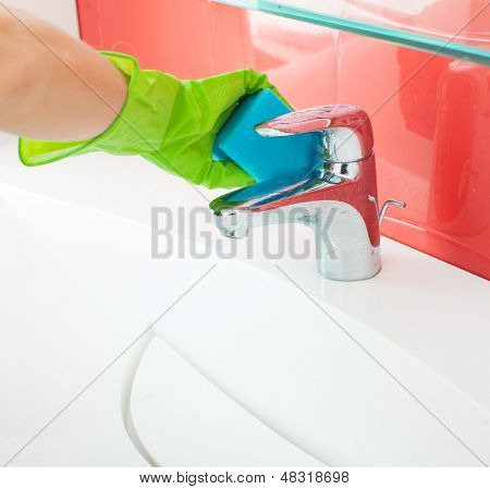 Lavabo ve musluk banyo evde temizlik kadın