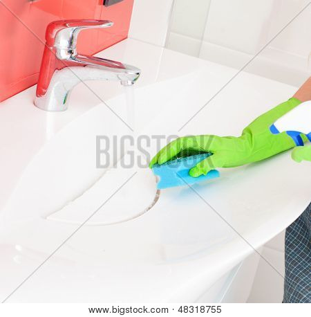 Lavabo ve musluk banyo evde temizlik kadın