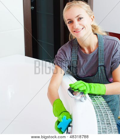 Kadın temizlik banyo ev. Kadın yıkama banyo