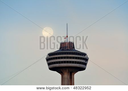 NIAGARA FALLS, NY - 1 września: Wieża Skylon Tower zbliżenie na 1 września 2012 w Niagara Falls, New York. OV