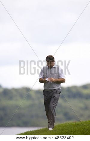 LOCH LOMOND, SKOTSKO - JUL 09 2009; Loch Lomond Skotsko; Sir Nick Faldo (GBR) soutěží v jedle