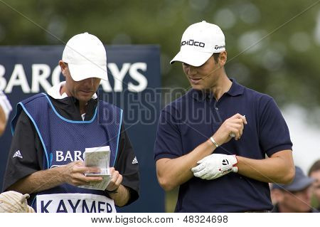LOCH LOMOND, SKOTSKO - JUL 12 2009; Loch Lomond Skotsko; Martin Kaymer (GER) a jeho caddy kontrola t