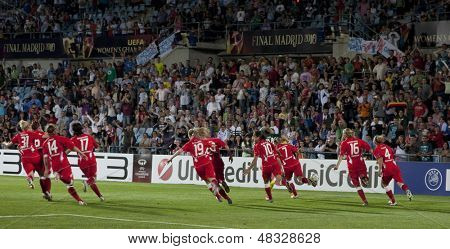 MADRID, HISZPANIA. 20/05/2010. Potsdam graczy świętować wygraną kobiet Liga Mistrzów końcowego pla