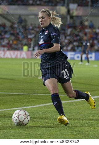 MADRID, HISZPANIA. 16/05/2010. Olympique w Lara Dickenmann w akcji podczas Ligi Mistrzów kobiet