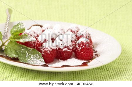 Dessert freschi lamponi con menta