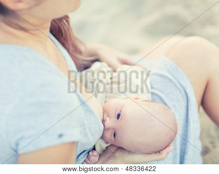 어머니 모유 수 유 아기 야외