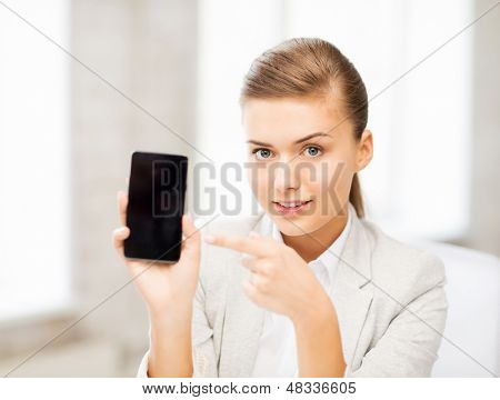 Obrázek usměvavá obchodnice s smartphone v úřadu