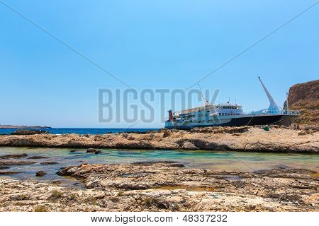 Balos Beach og passagerskib. Udsigt fra Gramvousa ø, Kreta i Greece.magical turkis vand