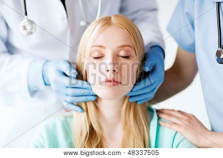 concetto di assistenza sanitaria, medica e chirurgia plastica - chirurgo plastico o medico con il paziente