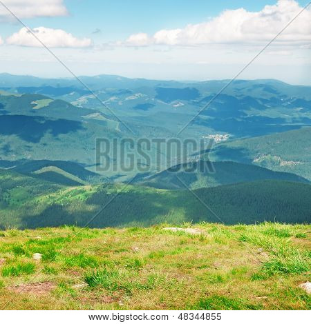 Vista a la montaña desde la cima del Goverli, Cárpatos