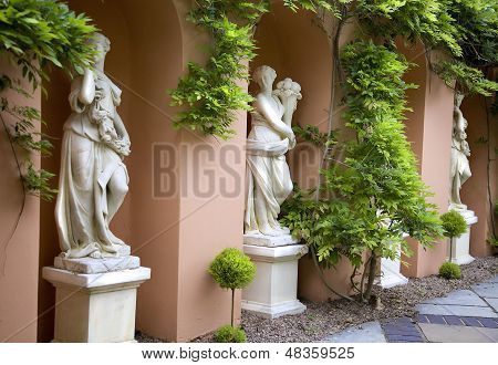 รูปปั้น alabaster ของผู้หญิงในสวน