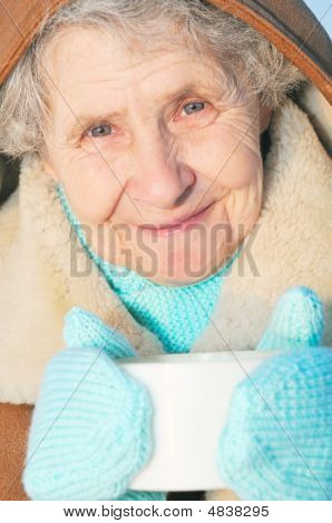 Femme âgée avec Mug