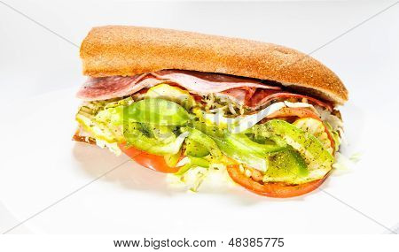 Italienische Sub Sandwich mit frischem Gemüse