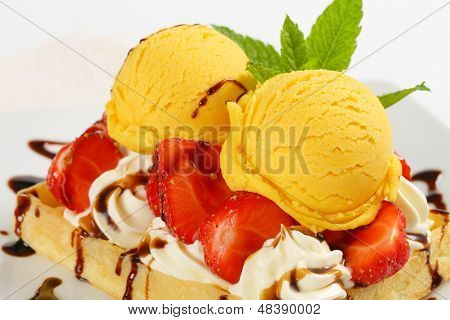 cialda con gelato alla vaniglia