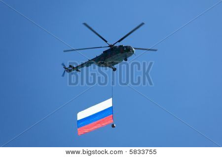 Helicóptero en los cielos llevando la bandera rusa