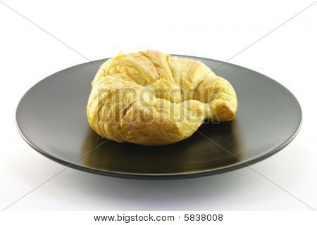 Croissant på en sort plade