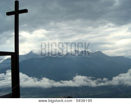 une croix surplombe les Alpes en Suisse