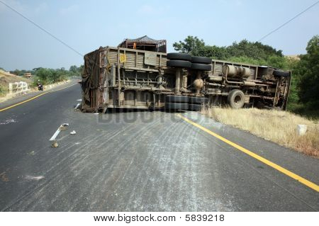Camion ribaltato