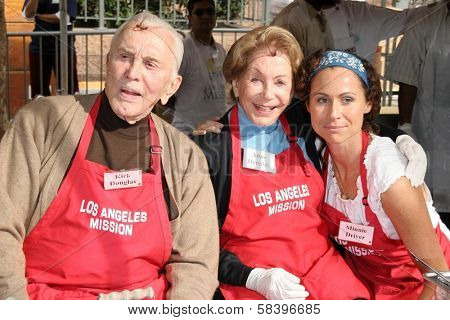 LOS ANGELES - NOVEMBER 22: Kirk Douglas with Anne Douglas and Minnie Driver at The Los Angeles Mission Thanksgiving Meal for the Homeless  November 22, 2006 in Los Angeles Mission, Los Angeles, CA.