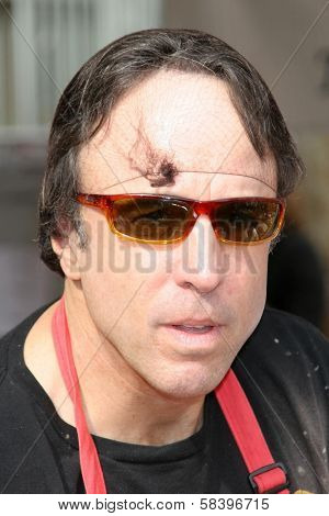 LOS ANGELES - NOVEMBER 22: Kevin Nealon at The Los Angeles Mission Thanksgiving Meal for the Homeless  November 22, 2006 in Los Angeles Mission, Los Angeles, CA.