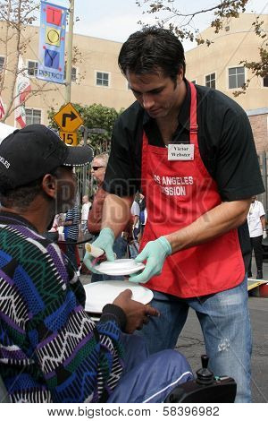 LOS ANGELES - NOVEMBER 22: Victor Webster at The Los Angeles Mission Thanksgiving Meal for the Homeless  November 22, 2006 in Los Angeles Mission, Los Angeles, CA.