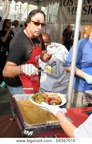 LOS ANGELES - NOVEMBER 22: Kevin Nealon at The Los Angeles Mission Thanksgiving Meal for the Homeless  November 22, 2006 in Los Angeles Mission, Los Angeles, CA.