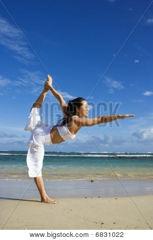 Donna facendo Yoga sulla spiaggia