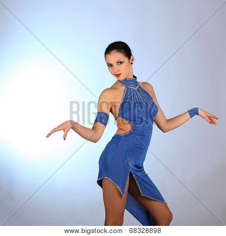 Burlesque dancer with red blue dress for latina dance