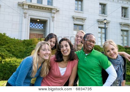 Diversos estudantes no campus