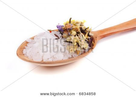 Kaşığı deniz tuzu ve otlar ile