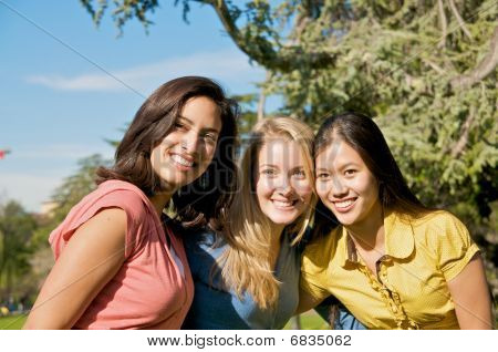 Diversas mulheres universitários no campus