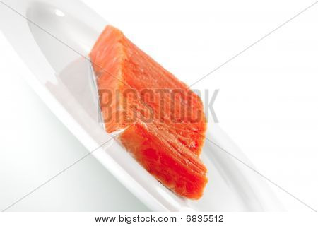 Saumon rose sur plaque blanche