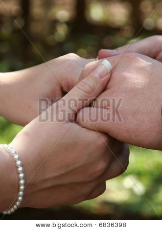 จับมือกับความรัก