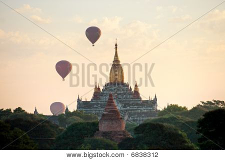 Bagan al tramonto, Myanmar.