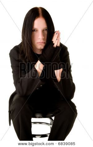 Goth joven sentado en una silla de la barra