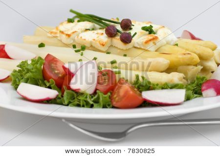 Spargel mit Tomaten und Feta-Käse